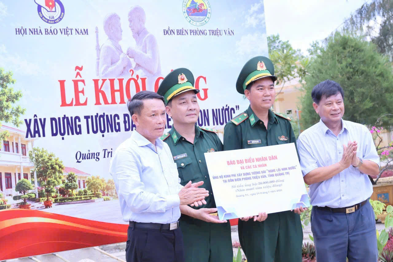Hội Nhà báo trao biển hỗ trợ kinh phí. Ảnh Văn Sáu Hội Nhà báo trao biển hỗ trợ kinh phí. Ảnh Văn Sáu