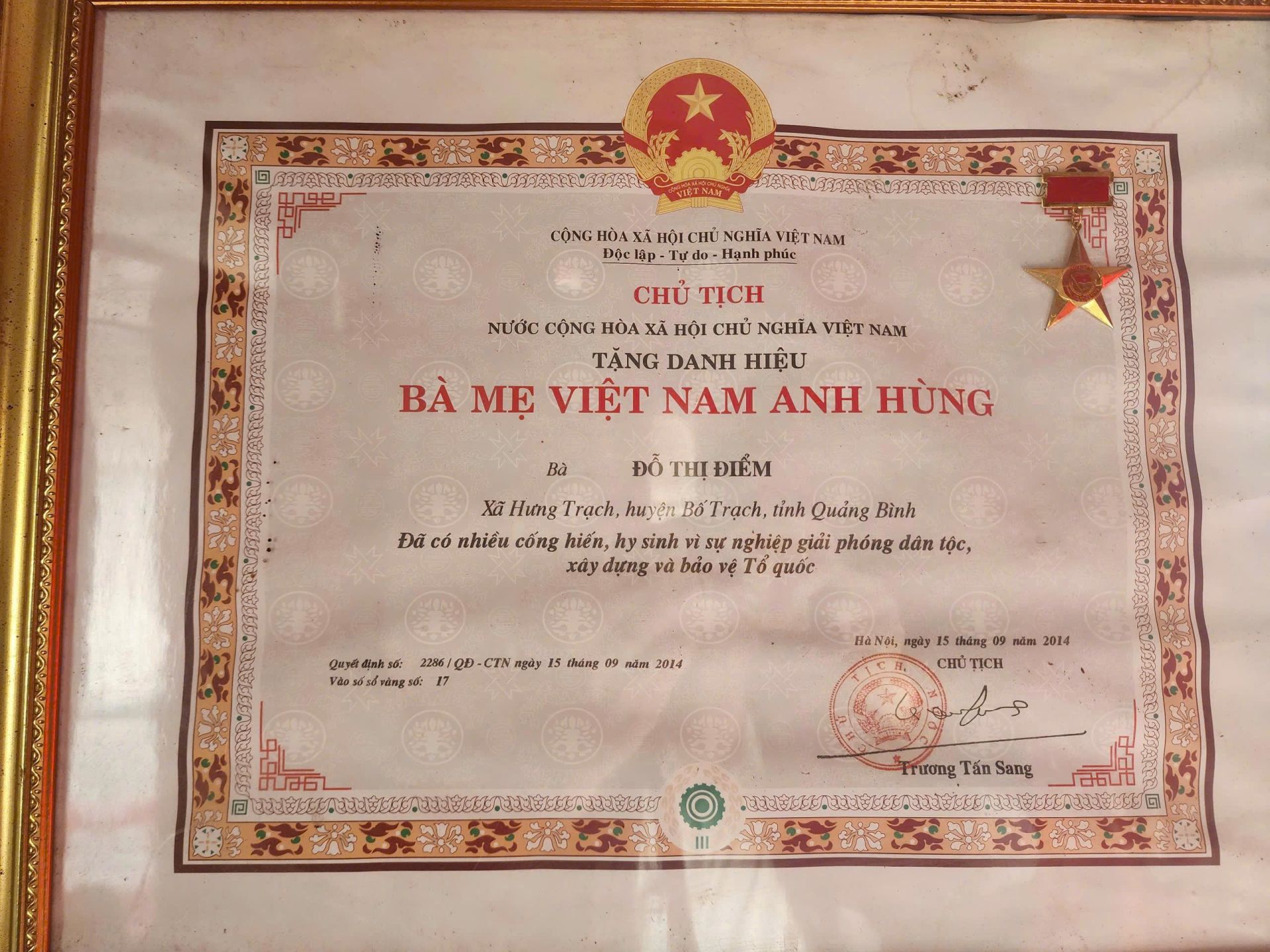 Năm 2014, mẹ Đỗ Thị Điểm được Đảng v&agrave; Nh&agrave; nước phong tặng danh hiệu B&agrave; mẹ Việt Nam Anh h&ugrave;ng