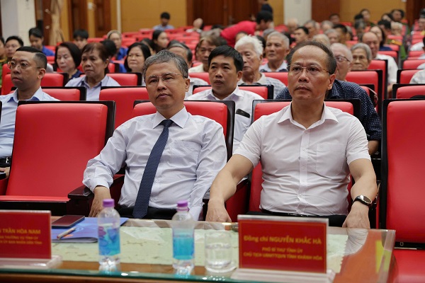 &Ocirc;ng Nguyễn Khắc H&agrave;, Ph&oacute; B&iacute; thư Tỉnh ủy, Chủ tịch UBMTTQ Việt Nam tỉnh Kh&aacute;nh H&ograve;a; &Ocirc;ng Trần H&ograve;a Nam, Ủy vi&ecirc;n BTV Tỉnh ủy, Ph&oacute; Chủ tịch UBND tỉnh Kh&aacute;nh H&ograve;a tới dự