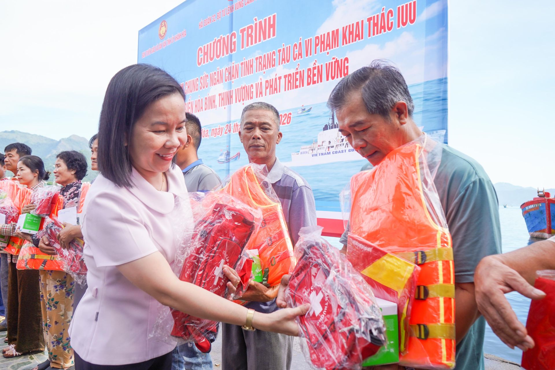 Đồng ch&iacute; H&agrave; Hồng Hạnh tặng qu&agrave; cho ngư d&acirc;n