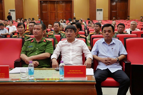 L&atilde;nh đạo C&ocirc;ng an tỉnh Kh&aacute;nh H&ograve;a v&agrave; Phương Nha Trang tới dự