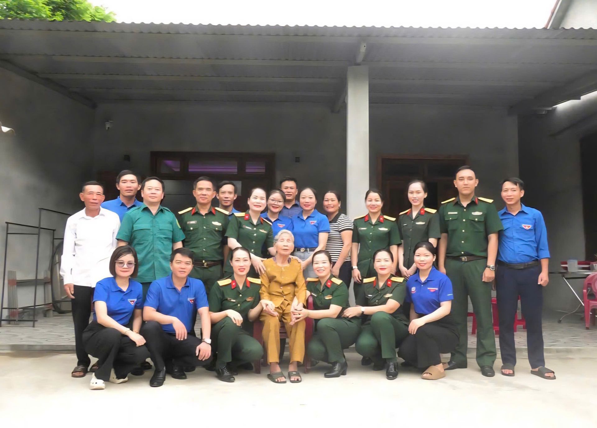 c&aacute;c chiến sĩ, Đo&agrave;n vi&ecirc;n thanh ni&ecirc;n, người d&acirc;n vui chung b&ecirc;n B&agrave; Mẹ VNAH