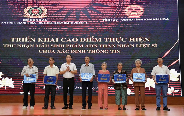 &Ocirc;ng Nguyễn Khắc H&agrave;- Ph&oacute; B&iacute; thư Tỉnh ủy, Chủ tịch UBMTTQVN tỉnh tặng qu&agrave; c&aacute;c gia đ&igrave;nh ch&iacute;nh s&aacute;ch