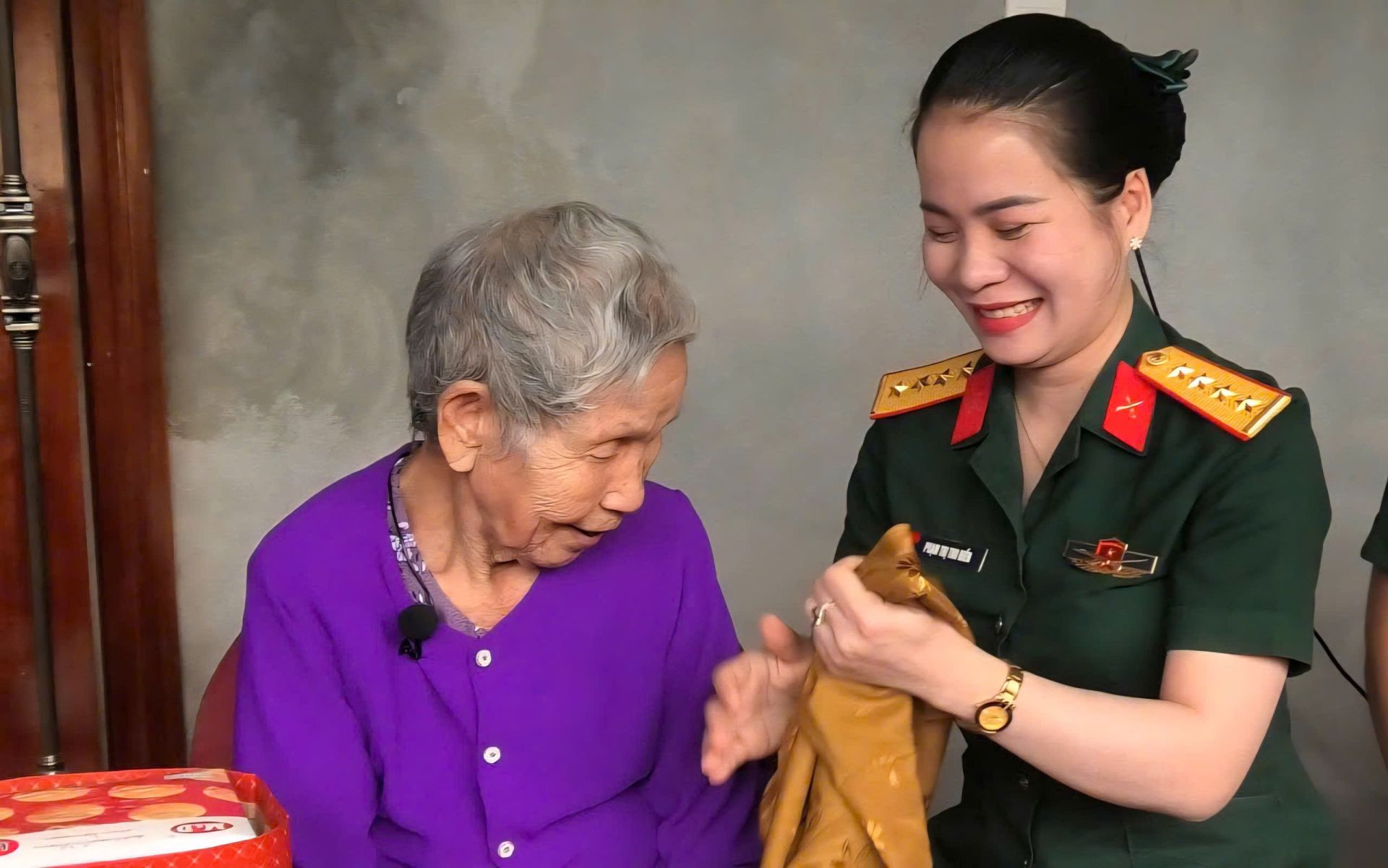 Mẹ VNAH trong v&ograve;ng tay thương y&ecirc;u của c&aacute;c chiến sĩ