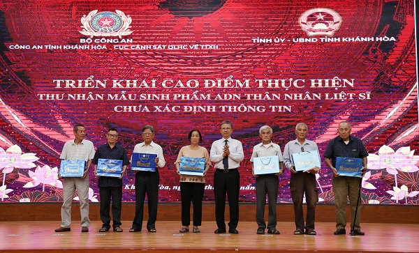 &Ocirc;ng Trần H&ograve;a Nam, UVBTV Tỉnh ủy, Ph&oacute; Chủ tịch UBND tỉnh tặng qu&agrave; c&aacute;c gia đ&igrave;nh ch&iacute;nh s&aacute;ch