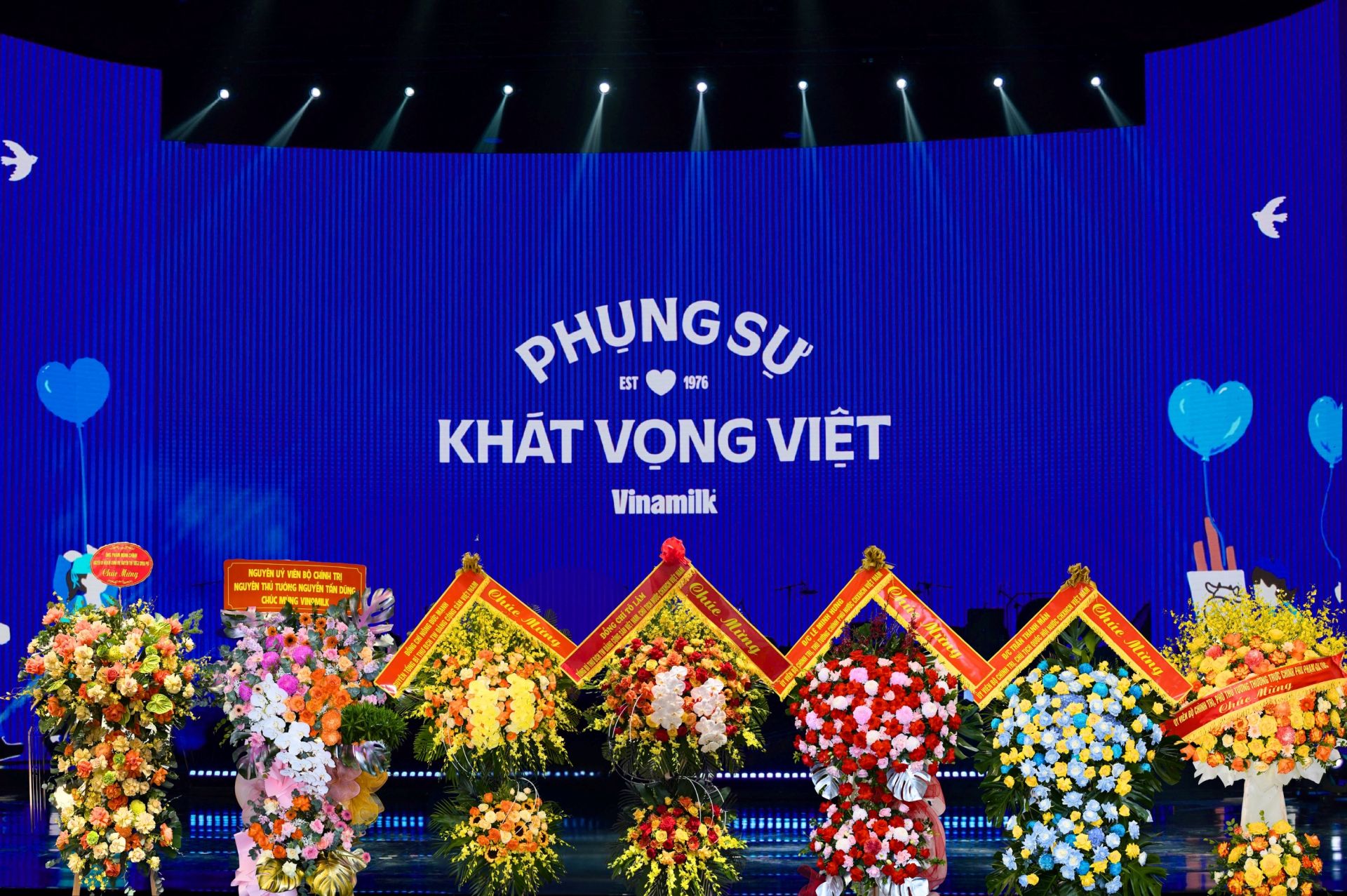 Vinamilk vô cùng vinh dự và tự hào được đón nhận những lẵng hoa chúc mừng từ lãnh đạo, nguyên lãnh đạo Đảng và Nhà nước (Ảnh: Minh Anh). Vinamilk vô cùng vinh dự và tự hào được đón nhận những lẵng hoa chúc mừng từ lãnh đạo, nguyên lãnh đạo Đảng và Nhà nước (Ảnh: Minh Anh).