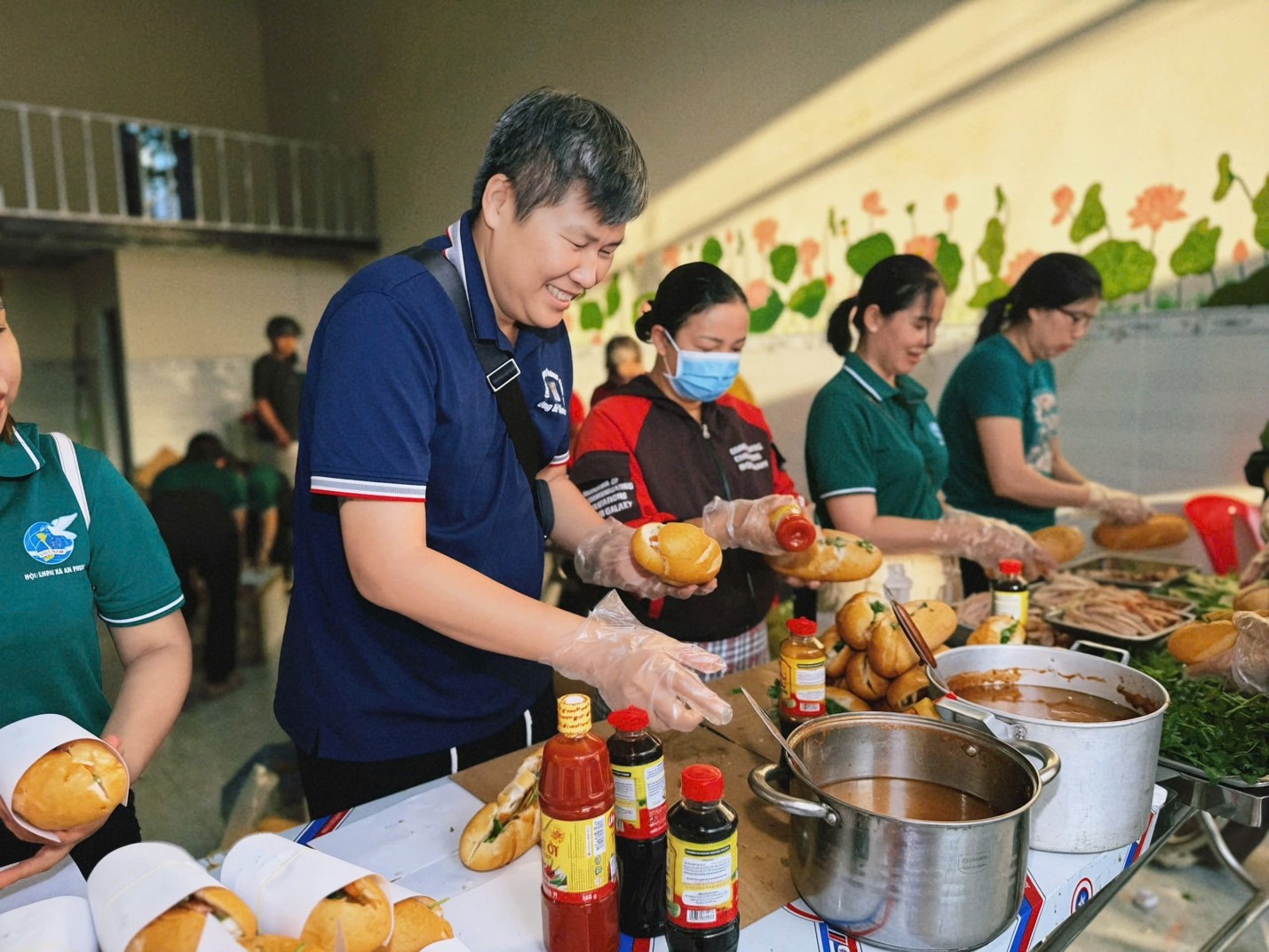 Hiện nhóm của anh có chín tình nguyện viên thường trực. Dũng phụ trách tiếp nhận thông tin, xác minh và trực tiếp đến các địa phương. Những người còn lại chuẩn bị vật phẩm, nấu ăn, chăm sóc trẻ và duy trì các hoạt động của nhóm. Ở xã An Phước (Đồng Nai), bếp cơm 0 đồng vẫn được duy trì đều đặn mỗi tuần. Dũng hỗ trợ kinh phí, còn Hội Liên hiệp Phụ nữ xã đảm nhận việc đi chợ, nấu nướng và trao khoảng 500 suất ăn miễn phí cho người lao động khó khăn, bệnh nhân và người già neo đơn. Hiện nhóm của anh có chín tình nguyện viên thường trực. Dũng phụ trách tiếp nhận thông tin, xác minh và trực tiếp đến các địa phương. Những người còn lại chuẩn bị vật phẩm, nấu ăn, chăm sóc trẻ và duy trì các hoạt động của nhóm. Ở xã An Phước (Đồng Nai), bếp cơm 0 đồng vẫn được duy trì đều đặn mỗi tuần. Dũng hỗ trợ kinh phí, còn Hội Liên hiệp Phụ nữ xã đảm nhận việc đi chợ, nấu nướng và trao khoảng 500 suất ăn miễn phí cho người lao động khó khăn, bệnh nhân và người già neo đơn.