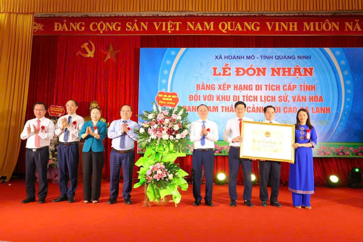 &Ocirc;ng Quản Minh Cường, Ủy vi&ecirc;n Trung ương Đảng, B&iacute; thư Tỉnh ủy, Trưởng Đo&agrave;n ĐBQH tỉnh Quảng Ninh trao Bằng xếp hạng di t&iacute;ch cấp tỉnh đối với Di t&iacute;ch lịch sử, văn h&oacute;a v&agrave; danh lam thắng cảnh n&uacute;i Cao Ba Lanh v&agrave; tặng hoa cho x&atilde; Ho&agrave;nh M&ocirc;