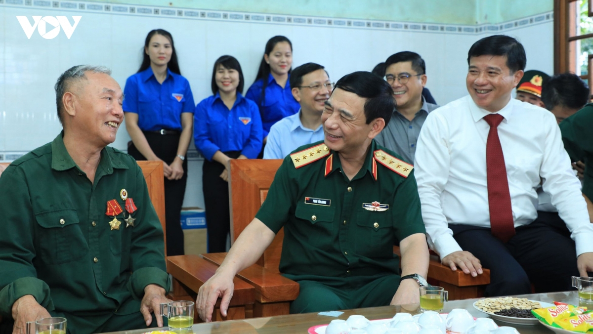 Đại tướng Phan Văn Giang thăm hỏi, động vi&ecirc;n v&agrave; gửi lời tri &acirc;n tới bệnh binh Trương Văn Trường ở x&atilde; Nh&acirc;n Cơ.
