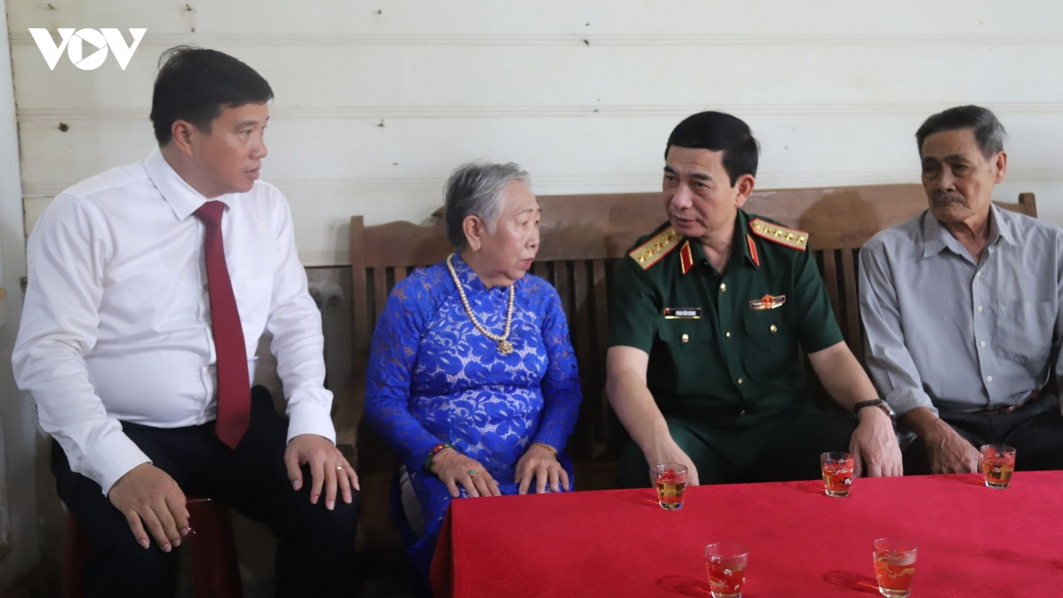 Đại tướng Phan Văn Giang thăm, tặng quà gia đình chính sách tại Lâm Đồng