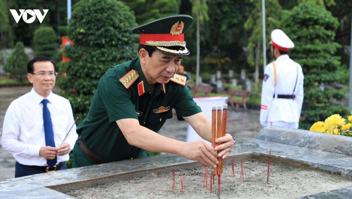 Đại tướng Phan Văn Giang d&acirc;ng hương tưởng niệm c&aacute;c Anh h&ugrave;ng liệt sĩ tại Nghĩa trang Liệt sĩ Đắk N&ocirc;ng, tỉnh L&acirc;m Đồng.