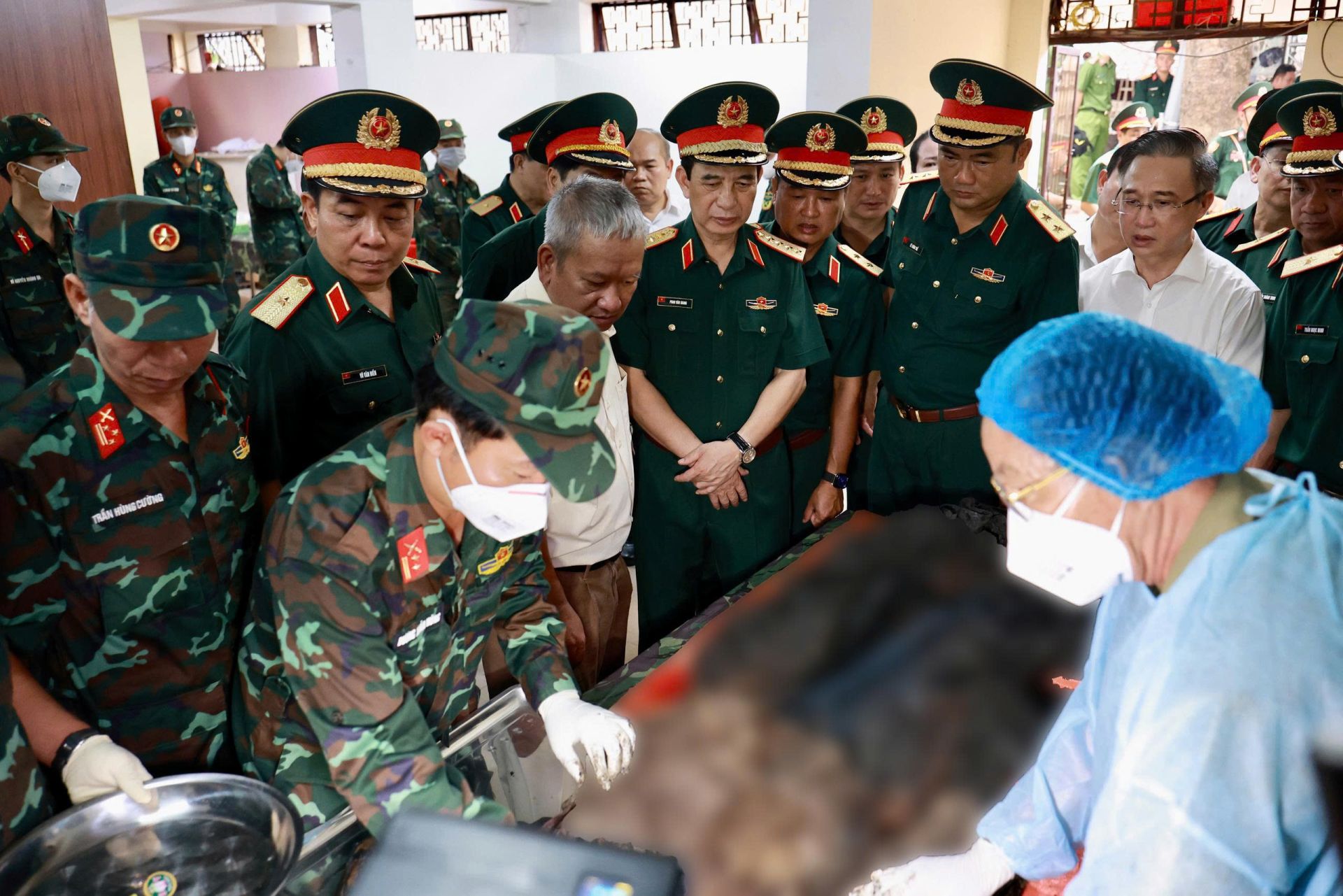 Đại tướng Phan Văn Giang kiểm tra khu vực quy tập h&agrave;i cốt liệt sĩ tại C&ocirc;ng vi&ecirc;n L&ecirc; Thị Ri&ecirc;ng. ẢNh: Ho&agrave;i Trọng