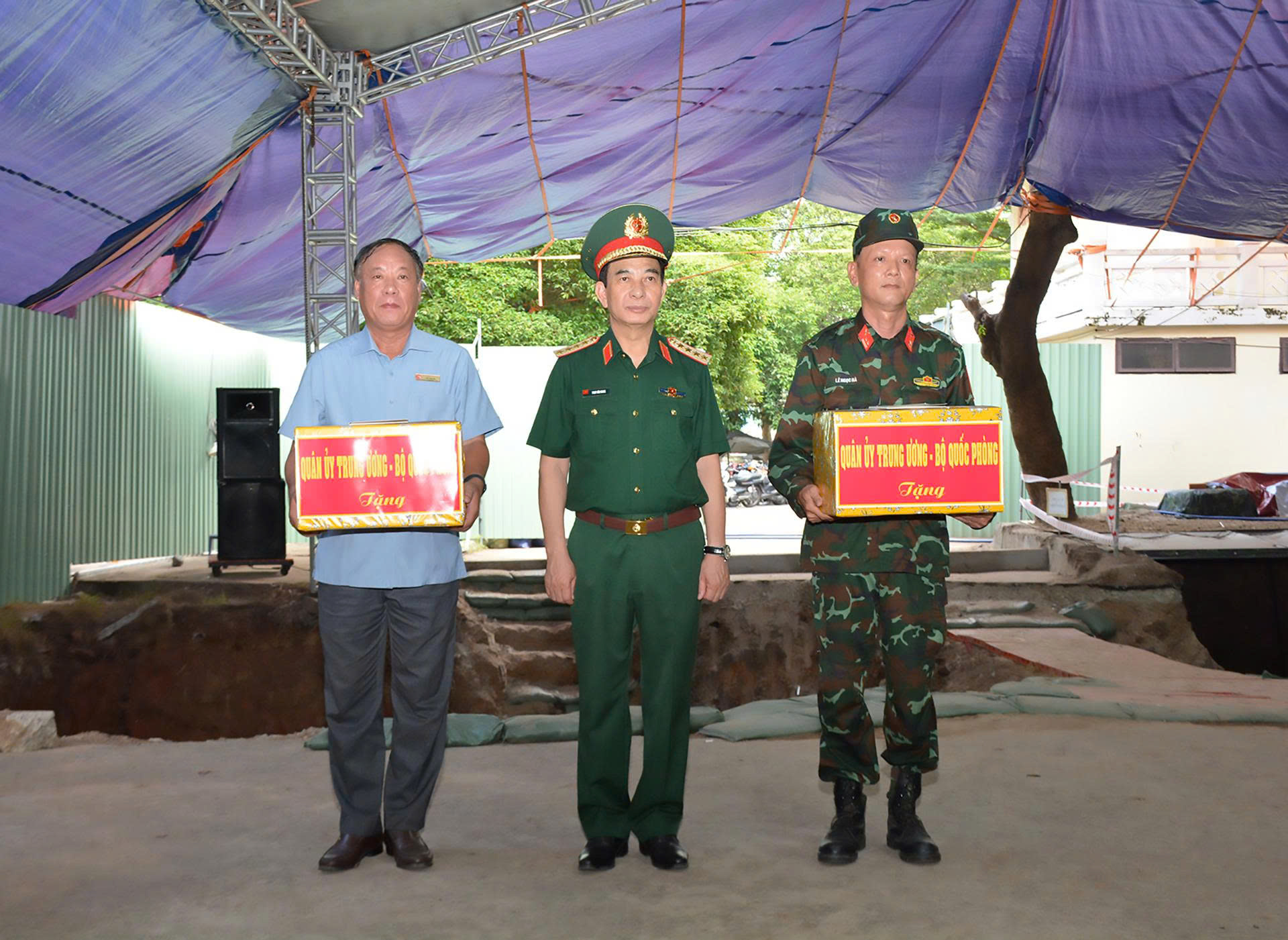 Đại tướng Phan Văn Giang trao qu&agrave; động vi&ecirc;n đại diện c&aacute;c lực lượng l&agrave;m nhiệm vụ quy tập h&agrave;i cốt liệt sĩ tại C&ocirc;ng vi&ecirc;n L&ecirc; Thị Ri&ecirc;ng. Ảnh: Ho&agrave;i Trọng