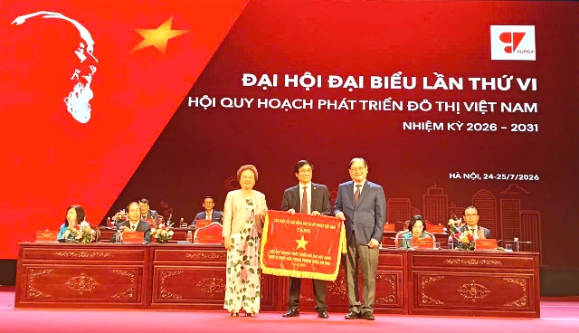 Ông Phan Xuân Dũng, Chủ tịch Liên hiệp các Hội Khoa học và Kỹ thuật Việt Nam tặng Cờ thi đua đơn vị xuất sắc trong phong trào thi đua năm 2025 cho ông Trần Ngọc Chính, Chủ tịch Hội Quy hoạch Phát triển Đô thị Việt Nam. Ông Phan Xuân Dũng, Chủ tịch Liên hiệp các Hội Khoa học và Kỹ thuật Việt Nam tặng Cờ thi đua đơn vị xuất sắc trong phong trào thi đua năm 2025 cho ông Trần Ngọc Chính, Chủ tịch Hội Quy hoạch Phát triển Đô thị Việt Nam.