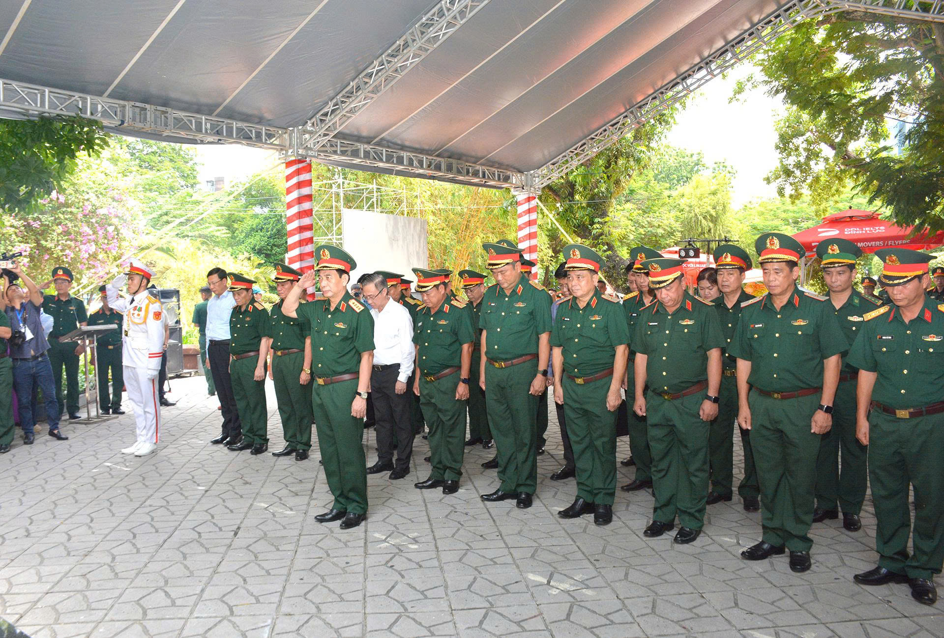 Đại tướng Phan Văn Giang v&agrave; c&aacute;c đại biểu d&agrave;nh ph&uacute;t mặc niệm tưởng nhớ c&aacute;c anh h&ugrave;ng liệt sĩ. Ảnh: Ho&agrave;i Trọng