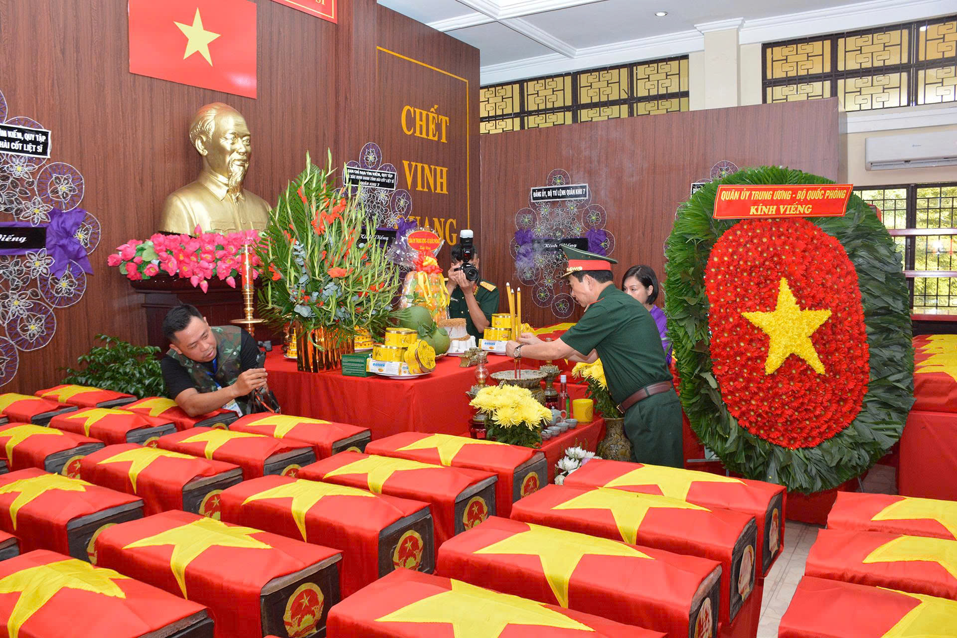 Đại tướng Phan Văn Giang d&acirc;ng hương tưởng niệm c&aacute;c anh h&ugrave;ng liệt sĩ tại nh&agrave; qu&agrave;n h&agrave;i cốt liệt sĩ. Ảnh: VT