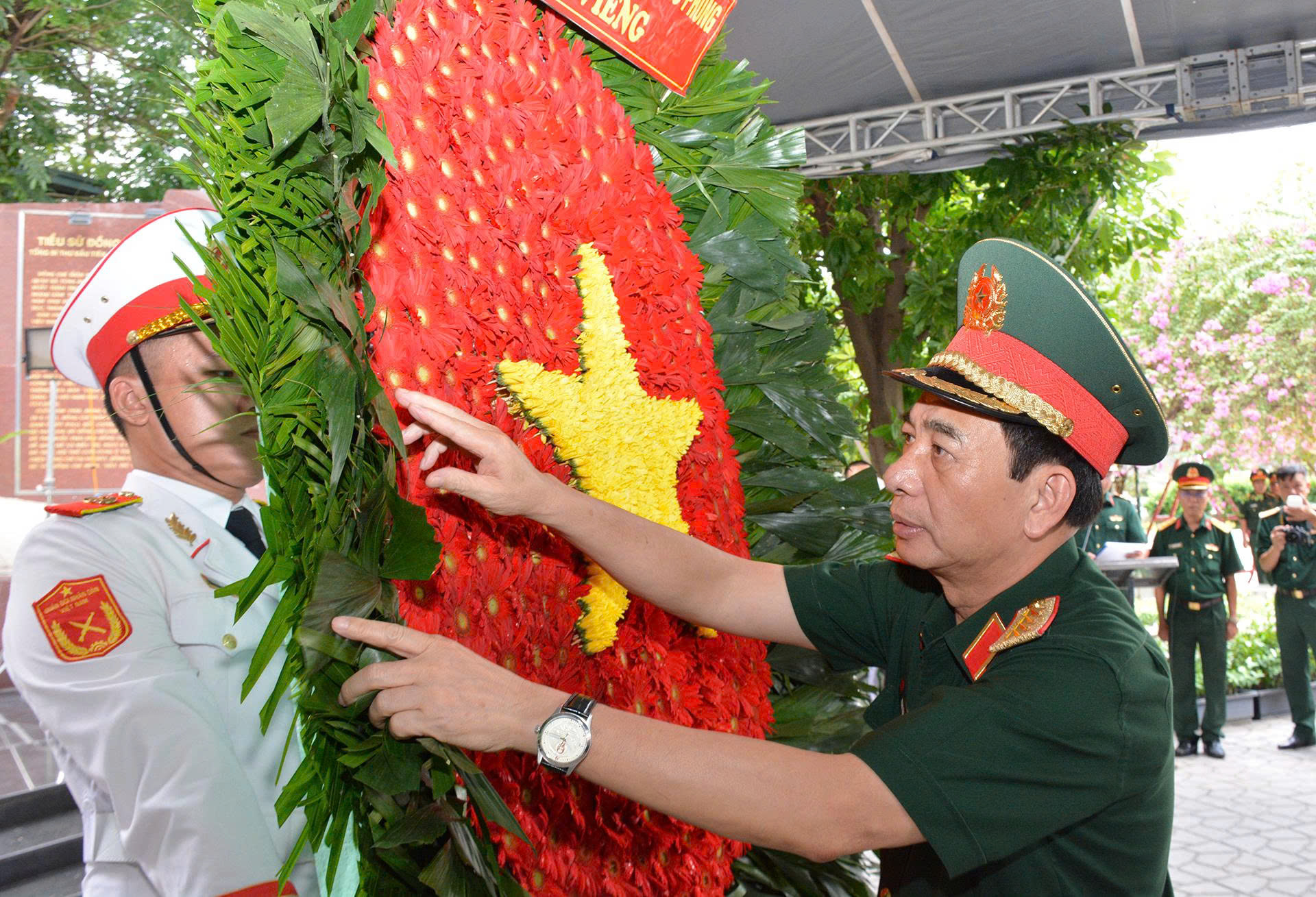 Đại tướng Phan Văn Giang viếng các anh hùng liệt sĩ tại Công viên Lê Thị Riêng