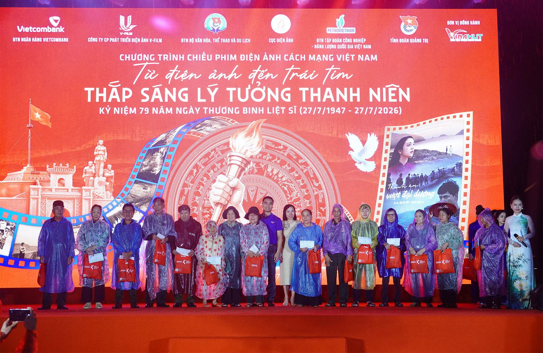 Trao tặng qu&agrave; cho gia đ&igrave;nh ch&iacute;nh s&aacute;ch