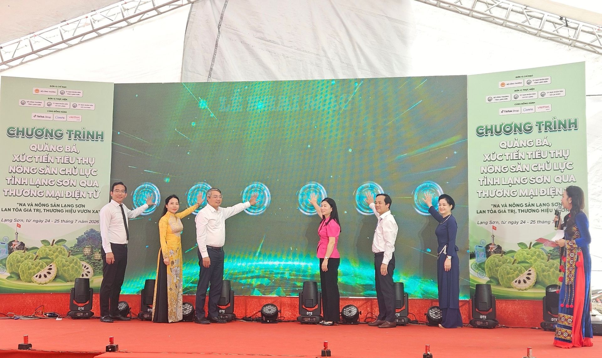 Các đại biểu thực hiện nghi thức ấn nút Các đại biểu thực hiện nghi thức ấn nút