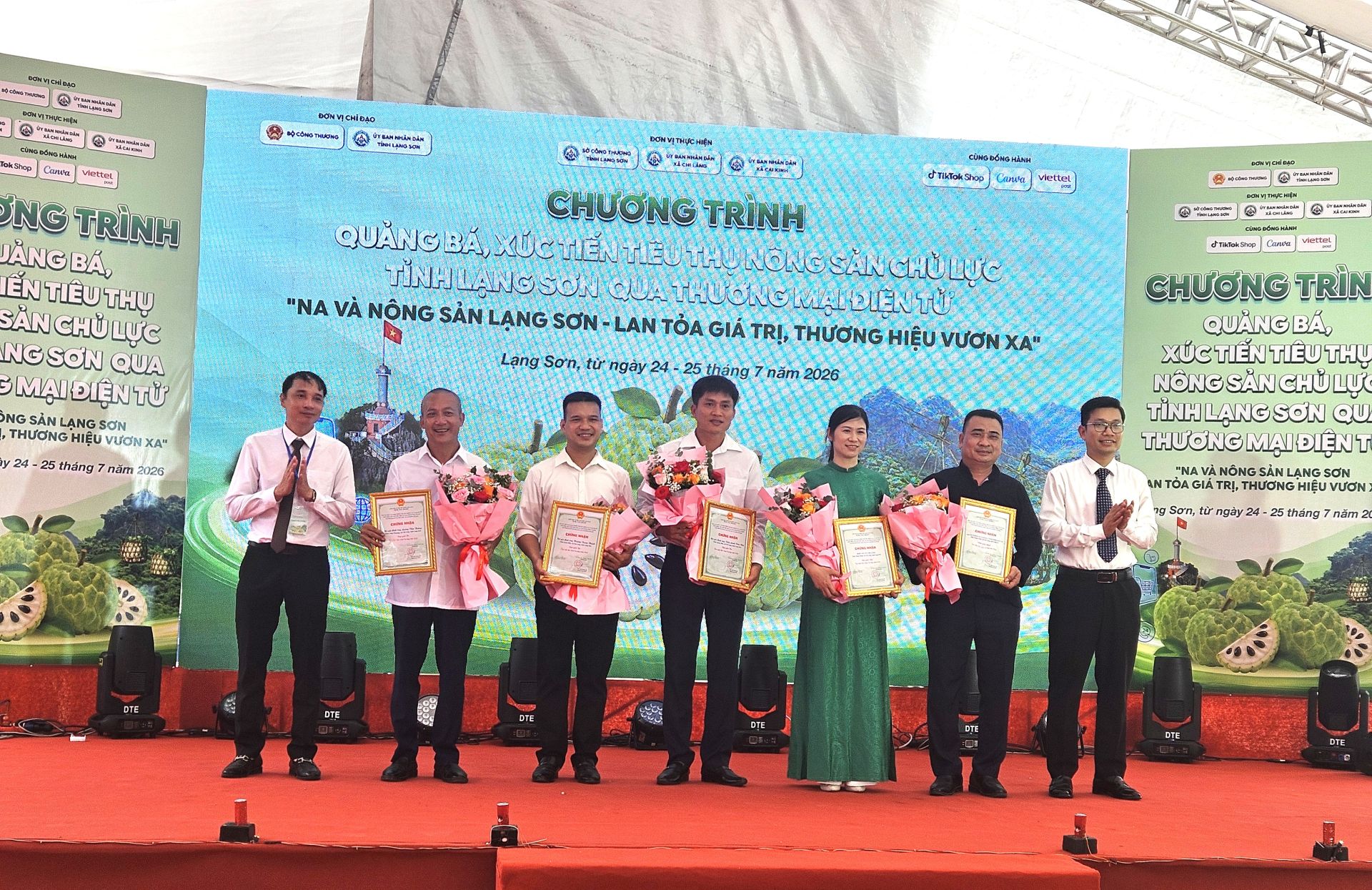 Tại chương trình, Ban Tổ chức đã trao giải Cuộc thi Tại chương trình, Ban Tổ chức đã trao giải Cuộc thi