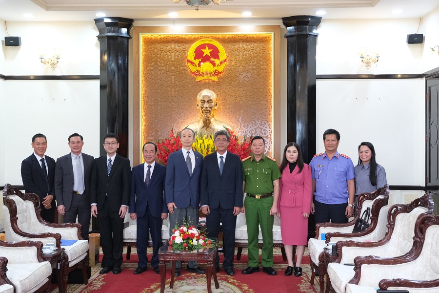 Lãnh đạo UBND tỉnh, Sở Ngoại vụ cùng các sở, ngành Lâm Đồng trong lần đón tiếp Tổng Lãnh sự Nhật Bản tại TP Hồ Chí Minh. Lãnh đạo UBND tỉnh, Sở Ngoại vụ cùng các sở, ngành Lâm Đồng trong lần đón tiếp Tổng Lãnh sự Nhật Bản tại TP Hồ Chí Minh.