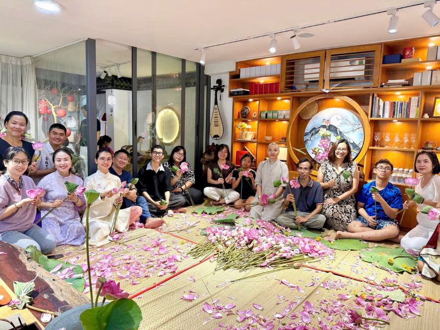 Khách tham dự workshop trải nghiệm nghệ thuật ướp trà sen tại An Nhơn Trà Khách tham dự workshop trải nghiệm nghệ thuật ướp trà sen tại An Nhơn Trà
