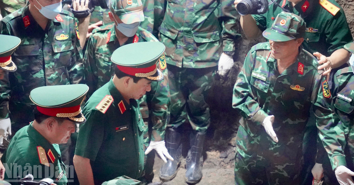 Đại tướng Phan Văn Giang thăm động viên lực lượng tìm kiếm hài cốt liệt sĩ tại Công viên Lê Thị Riêng