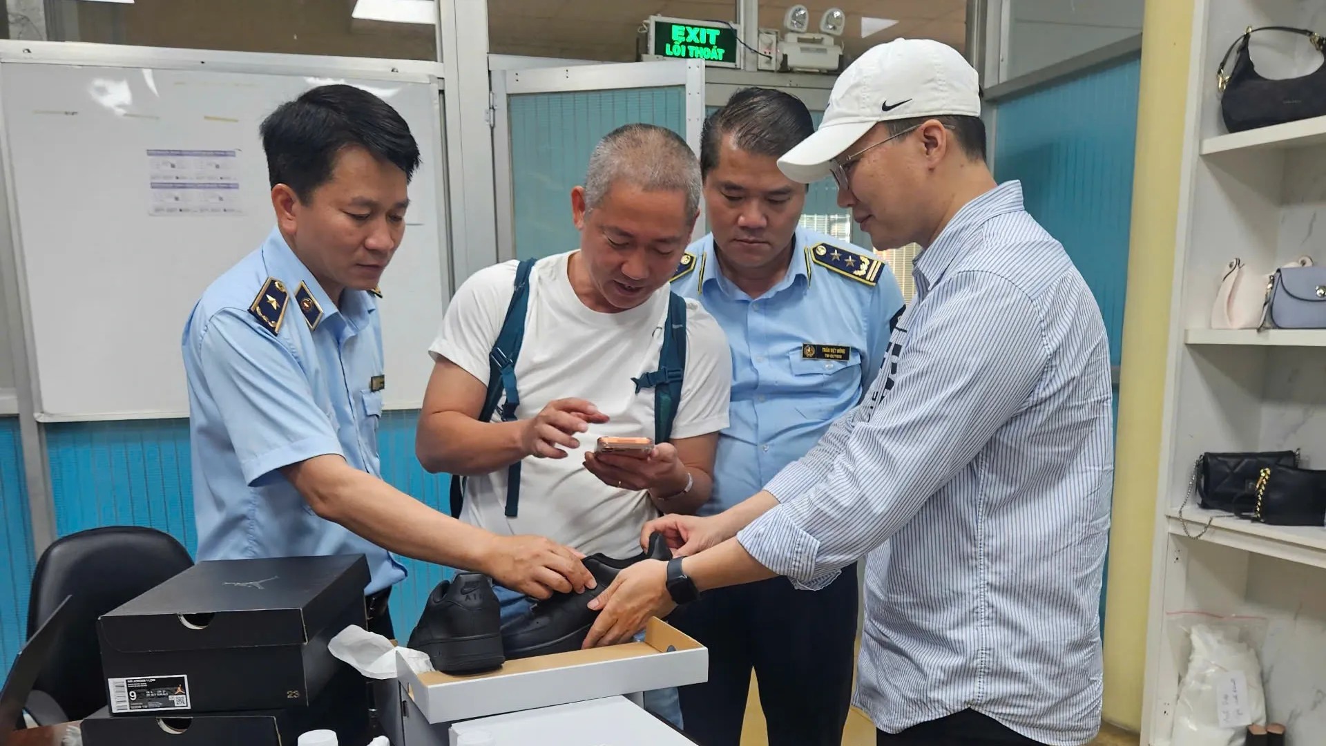 Ông Nguyễn Thanh Bình, Phó Cục trưởng Cục Quản lý và Phát triển thị trường trong nước (ngoài cùng bên trái) trực tiếp có mặt và chỉ đạo tại hiện trường kiểm tra. Ông Nguyễn Thanh Bình, Phó Cục trưởng Cục Quản lý và Phát triển thị trường trong nước (ngoài cùng bên trái) trực tiếp có mặt và chỉ đạo tại hiện trường kiểm tra.