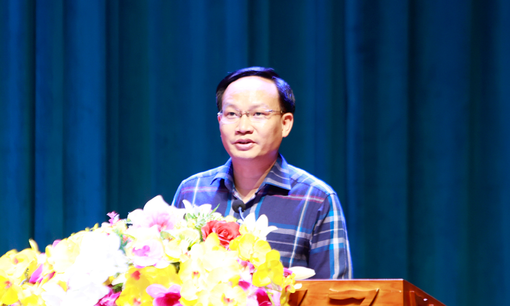 Ph&oacute; Chủ tịch UBND tỉnh Phạm Văn Thịnh tr&igrave;nh b&agrave;y c&aacute;c Tờ tr&igrave;nh.