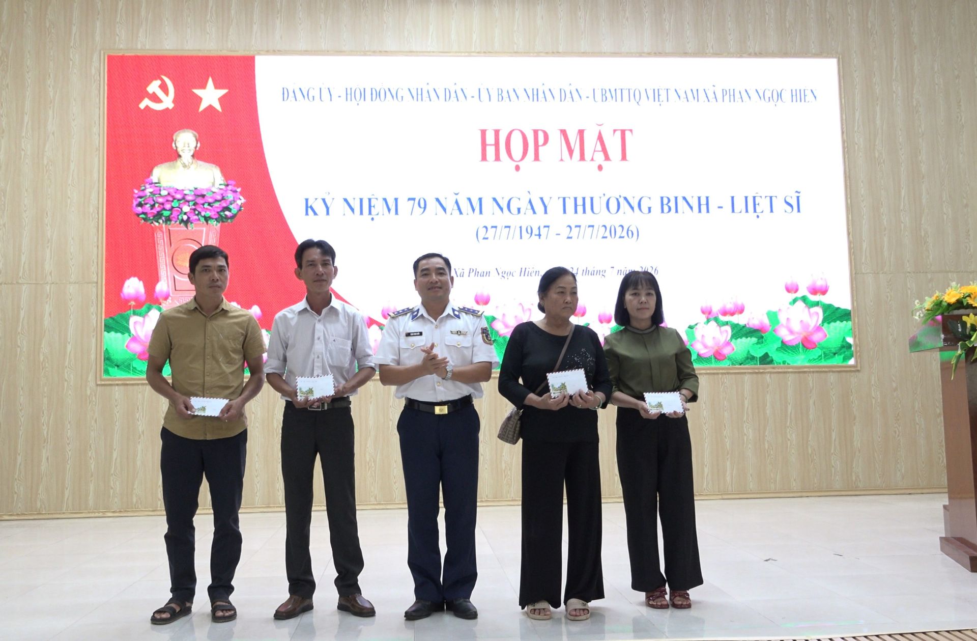 Thượng t&aacute; Trịnh Minh Hiển, B&iacute; thư Đảng ủy, Ch&iacute;nh ủy Hải đo&agrave;n tặng qu&agrave; cho c&aacute;c gia đ&igrave;nh ch&iacute;nh s&aacute;ch, gia đ&igrave;nh c&oacute; c&ocirc;ng với c&aacute;ch mạng tr&ecirc;n địa b&agrave;n