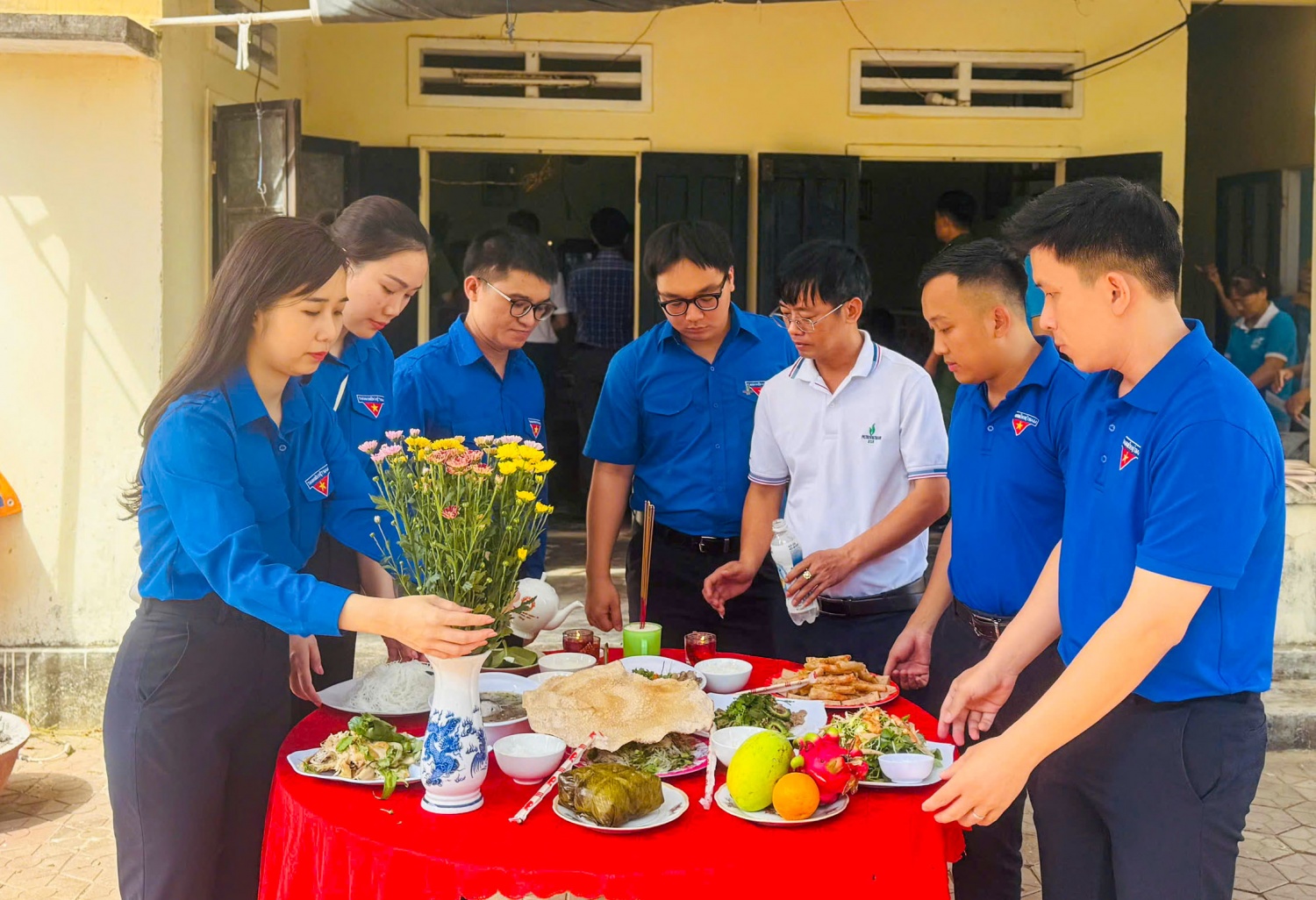 Từ s&aacute;ng sớm, c&aacute;c đo&agrave;n vi&ecirc;n thanh ni&ecirc;n đ&atilde; c&oacute; mặt để chuẩn bị m&acirc;m cơm tri &acirc;n d&acirc;ng l&ecirc;n c&aacute;c anh h&ugrave;ng liệt sĩ