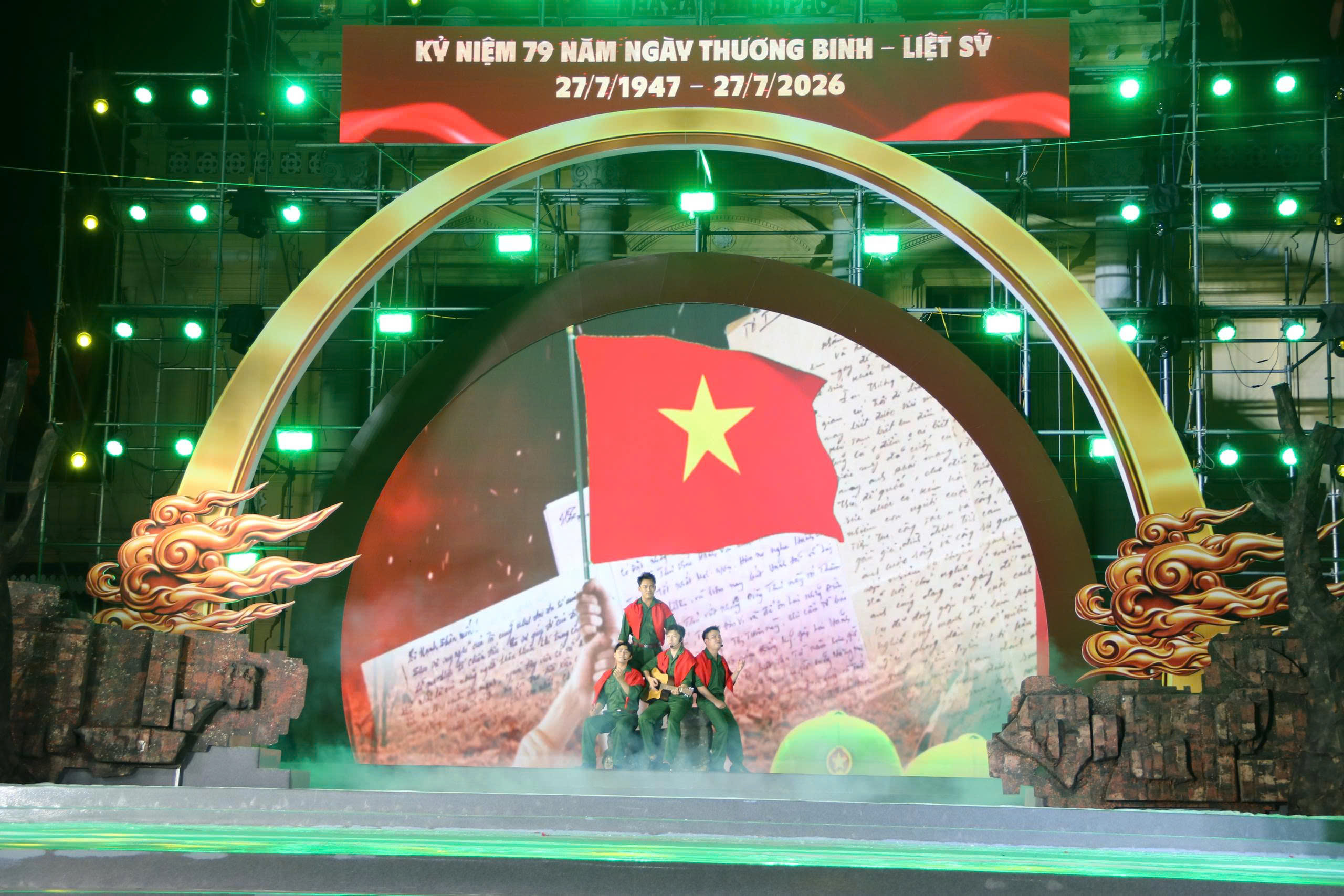 Mỗi tấc đất hôm nay đều đã từng thấm đẫm biết bao máu xương của một thời hoa lửa. Mỗi tấc đất hôm nay đều đã từng thấm đẫm biết bao máu xương của một thời hoa lửa.