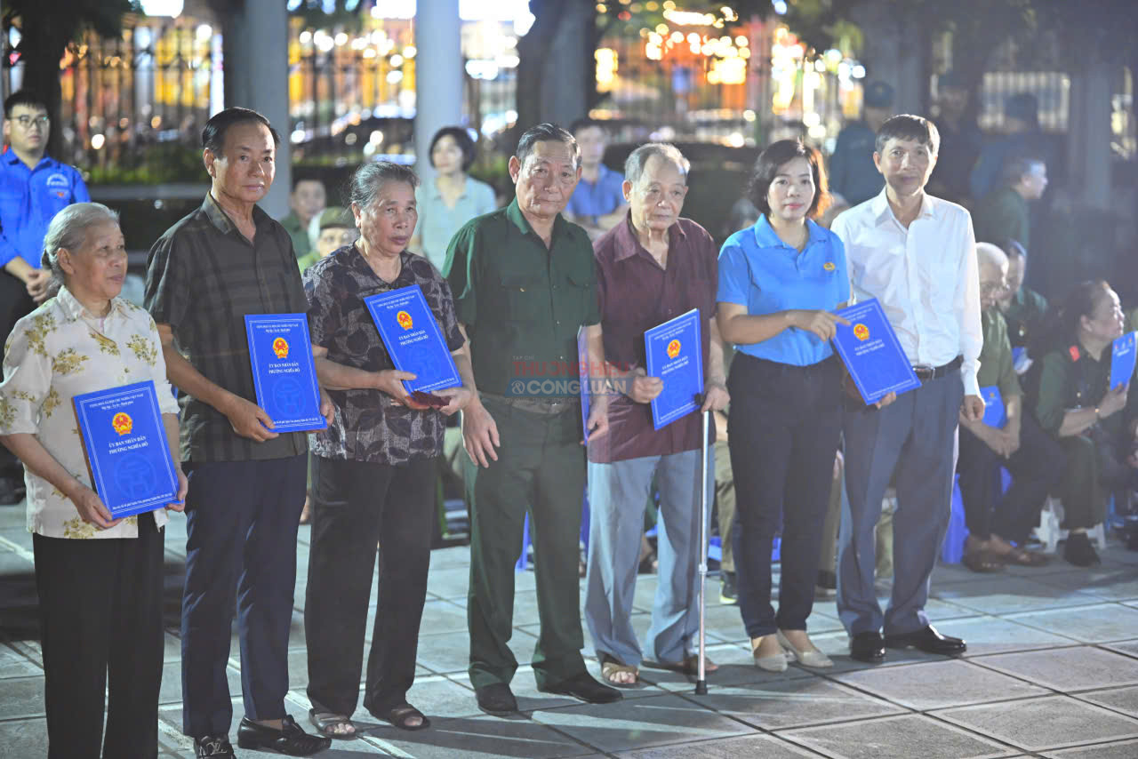 Trao tặng sổ tiết kiệm cho c&aacute;c thương binh, bệnh binh tr&ecirc;n địa b&agrave;n phường