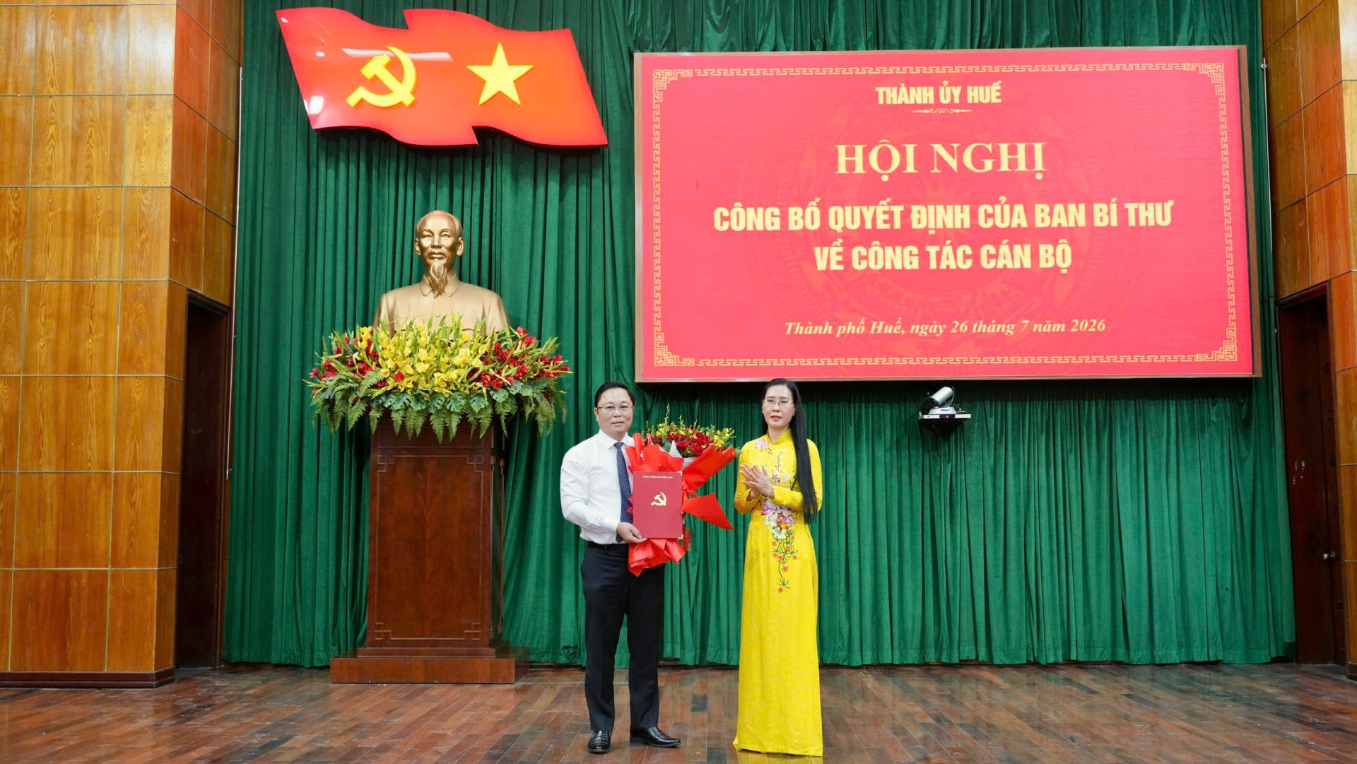 Trao quyết định phó bí thư Thành ủy Huế cho ông Lê Trí Thanh Trao quyết định phó bí thư Thành ủy Huế cho ông Lê Trí Thanh