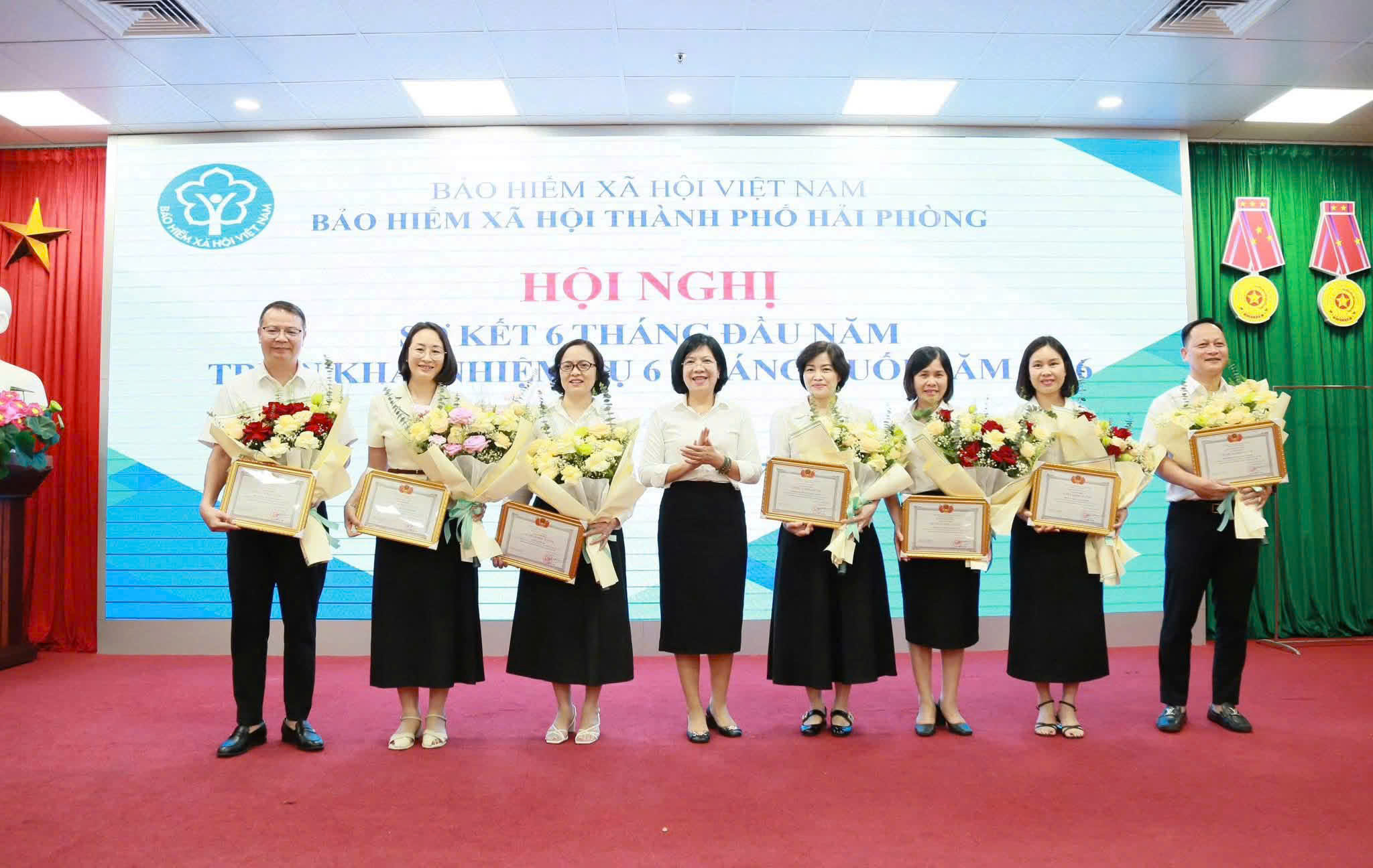 Khen thưởng, biểu dương c&aacute;c tập thể được Bộ T&agrave;i ch&iacute;nh tặng danh hiệu &ldquo;Tập thể Lao động xuất sắc&rdquo; năm 2025.