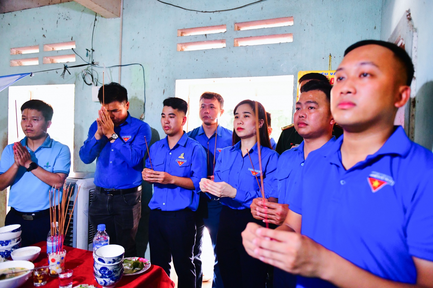 C&aacute;c đo&agrave;n vi&ecirc;n thanh ni&ecirc;n th&agrave;nh k&iacute;nh d&acirc;ng hương, b&agrave;y tỏ l&ograve;ng biết ơn s&acirc;u sắc đối với c&aacute;c anh h&ugrave;ng liệt sĩ