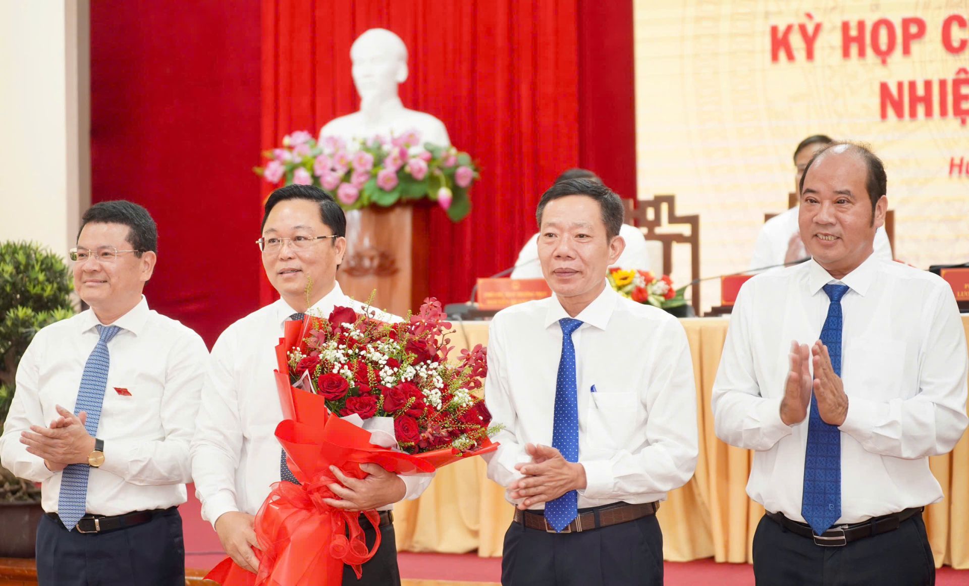 Lãnh đạo UBND thành phố Huế tặng hoa chúc mừng ông Lê Trí Thanh Lãnh đạo UBND thành phố Huế tặng hoa chúc mừng ông Lê Trí Thanh