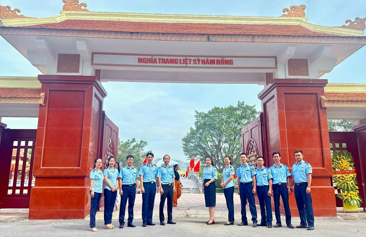Chi cục Quản lý thị trường Thanh Hóa do đồng chí Đinh Khánh Toàn, Chi cục trưởng, làm trưởng đoàn đã đến dâng hương, dâng hoa Chi cục Quản lý thị trường Thanh Hóa do đồng chí Đinh Khánh Toàn, Chi cục trưởng, làm trưởng đoàn đã đến dâng hương, dâng hoa