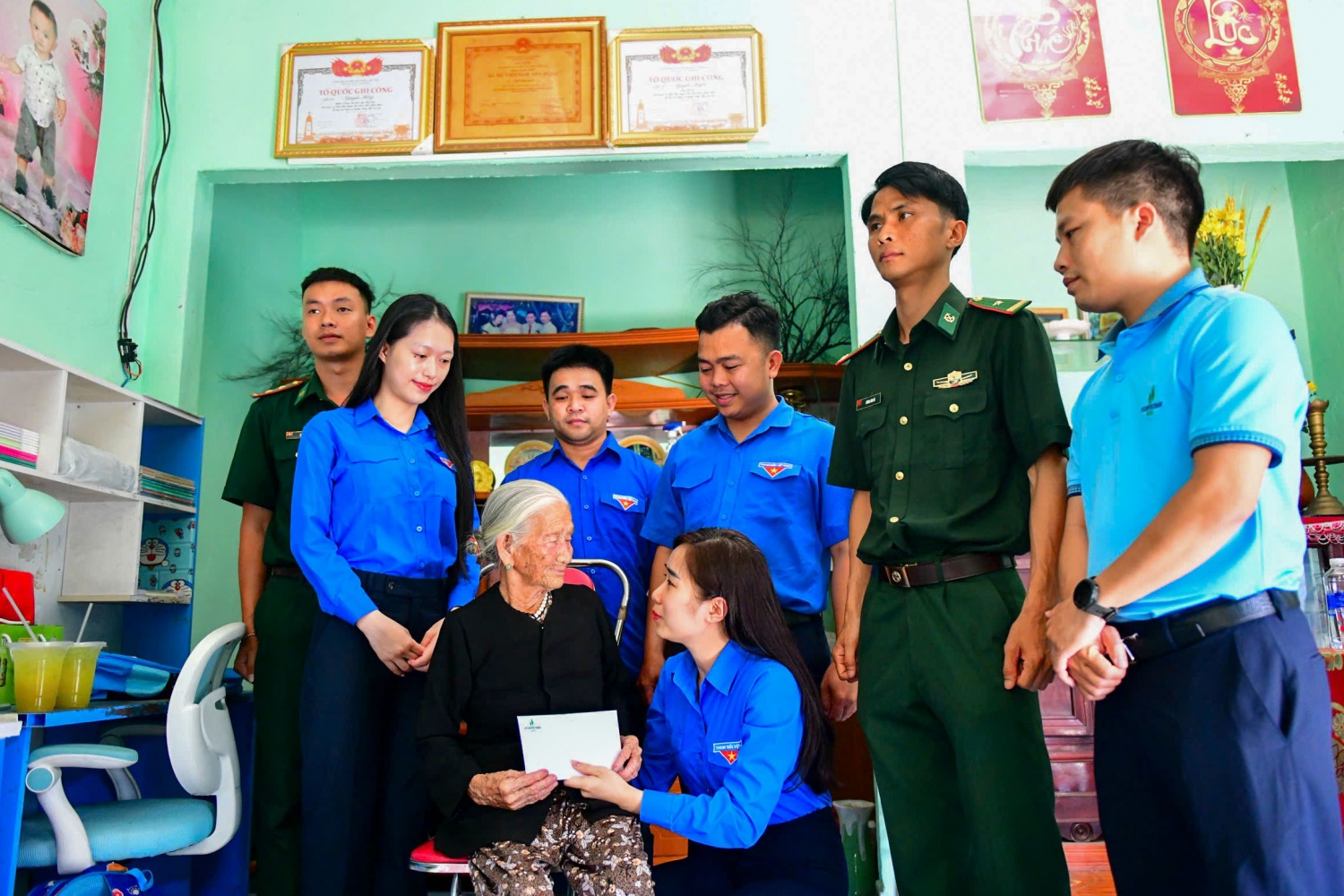Đại diện Đo&agrave;n Thanh ni&ecirc;n BSR gửi tặng phần qu&agrave; tri &acirc;n v&agrave; thăm hỏi Mẹ Việt Nam Anh h&ugrave;ng Trần Thị Tr&ograve;n, x&atilde; Đ&ocirc;ng Sơn