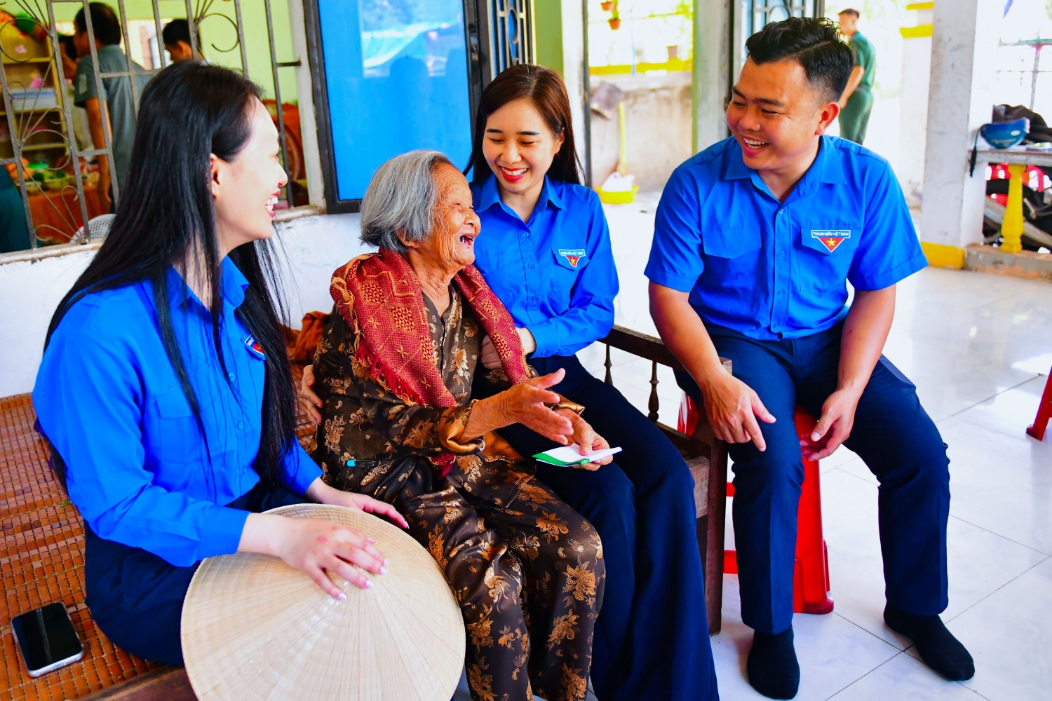 Mẹ Việt Nam Anh h&ugrave;ng Trần Thị Lan (x&atilde; Đ&ocirc;ng Sơn) x&uacute;c động trước t&igrave;nh cảm, sự quan t&acirc;m của thế hệ trẻ