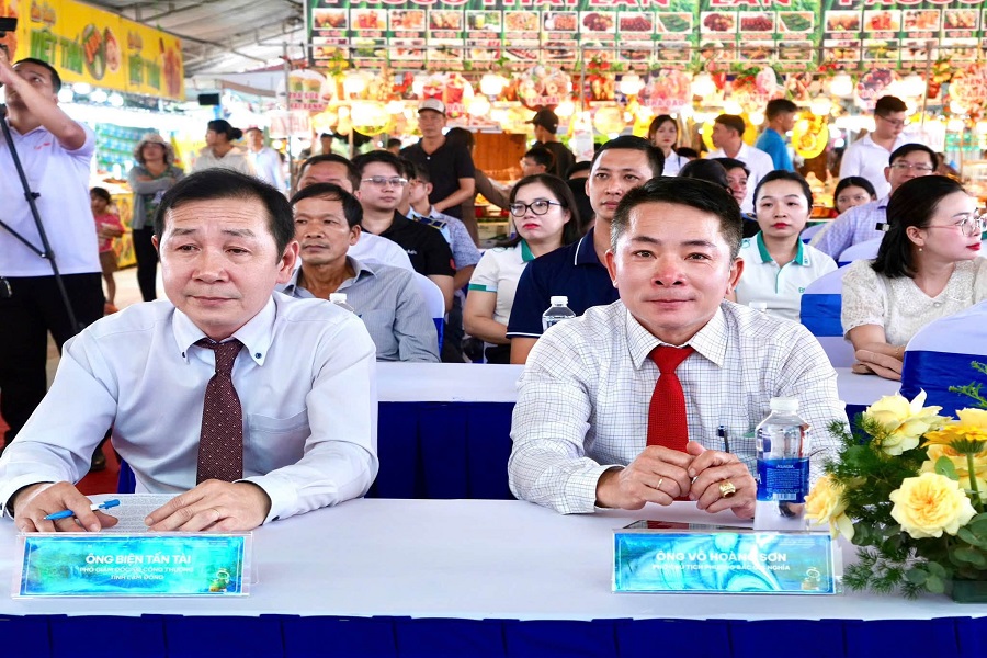 Ông Biện Tấn Tài, Phó Giám đốc Sở Công Thương tỉnh Lâm Đồng (bìa trái) tại lễ khai mạc. Ông Biện Tấn Tài, Phó Giám đốc Sở Công Thương tỉnh Lâm Đồng (bìa trái) tại lễ khai mạc.