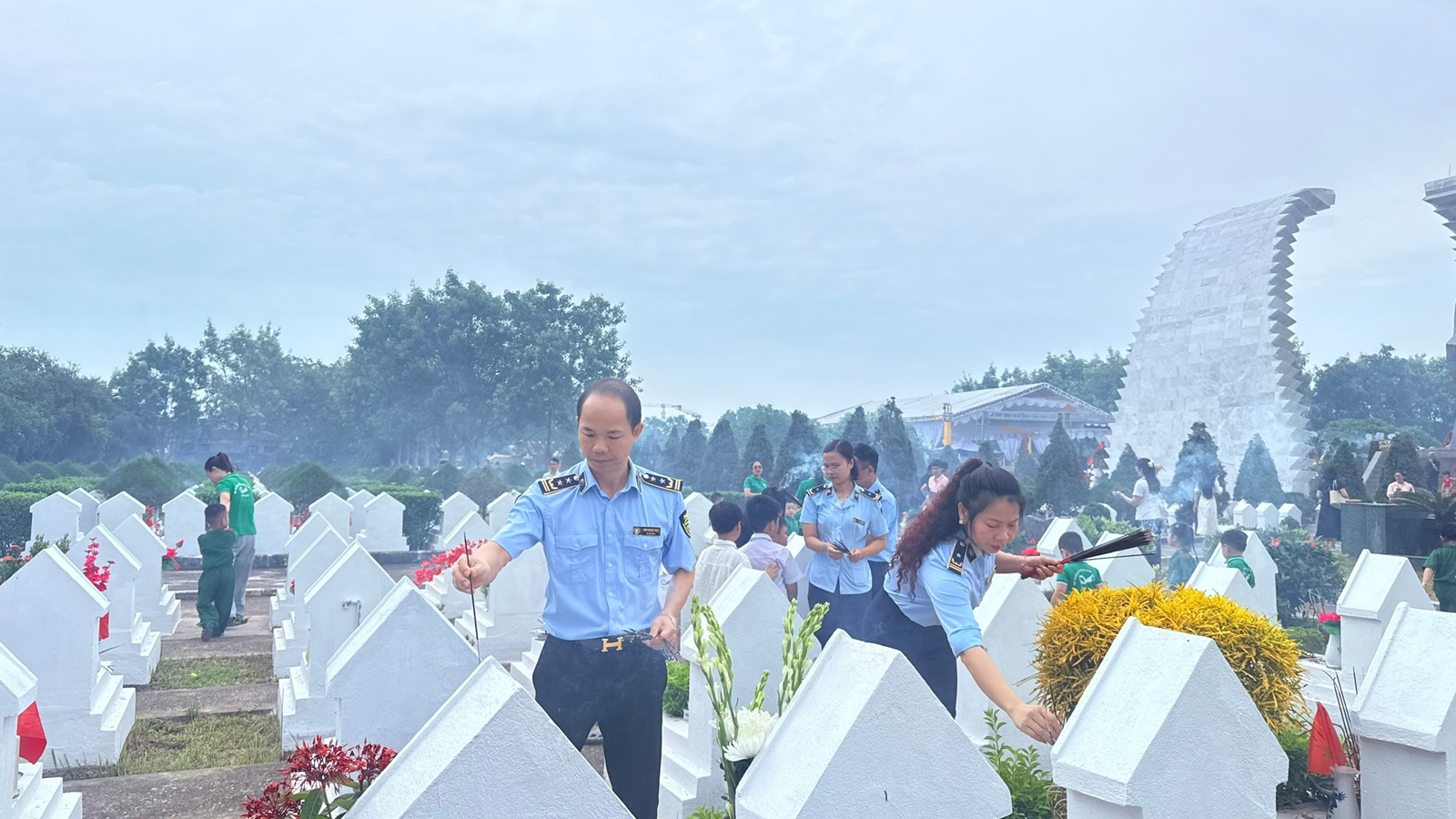 Chi cục Quản lý thị trường Thanh Hóa dâng hương tri ân các Anh hùng Liệt sỹ tại Nghĩa trang Hàm Rồng