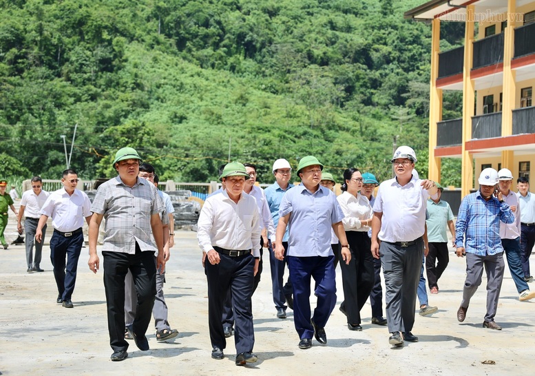 Ph&oacute; Thủ tướng L&ecirc; Tiến Ch&acirc;u kiểm tra tiến độ x&acirc;y dựng Trường phổ th&ocirc;ng nội tr&uacute; li&ecirc;n cấp tiểu học v&agrave; trung học cơ sở Minh T&acirc;n - Ảnh: VGP/Thu Sa