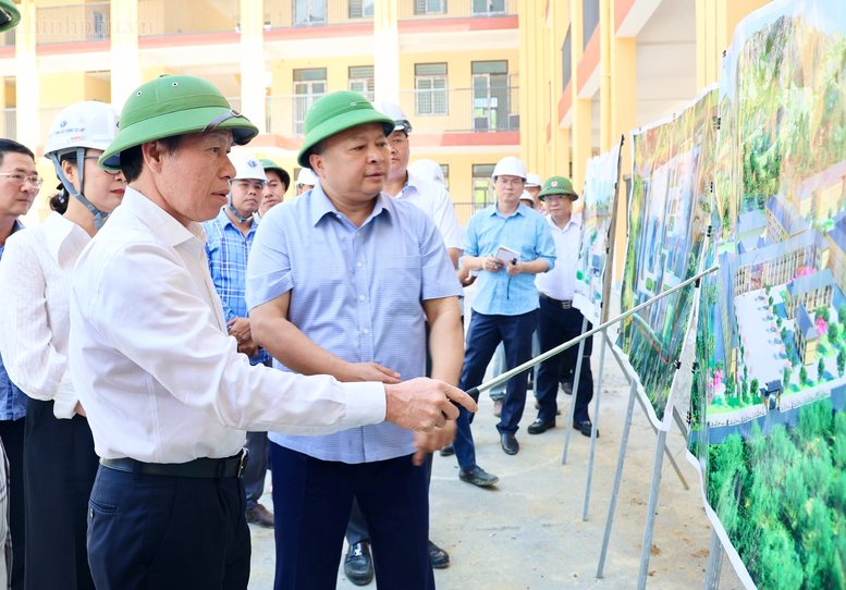 Ph&oacute; Thủ tướng L&ecirc; Tiến Ch&acirc;u xem sơ đồ chi tiết x&acirc;y dựng Trường phổ th&ocirc;ng nội tr&uacute; li&ecirc;n cấp tiểu học v&agrave; trung học cơ sở Minh T&acirc;n - Ảnh: VGP/Thu Sa