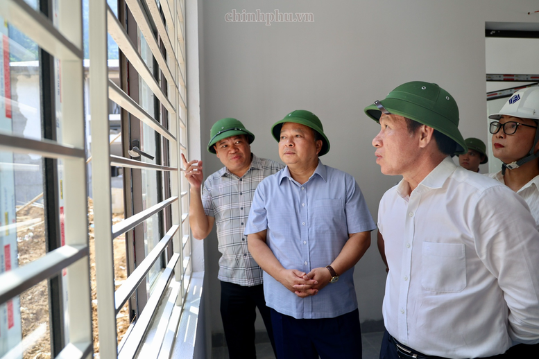 Ph&oacute; Thủ tướng L&ecirc; Tiến Ch&acirc;u kiểm tra cơ sở vật chất của Trường phổ th&ocirc;ng nội tr&uacute; li&ecirc;n cấp tiểu học v&agrave; trung học cơ sở Minh T&acirc;n - Ảnh: VGP/Thu Sa
