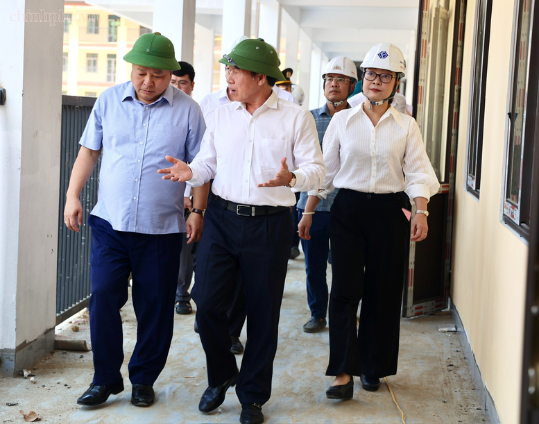 Ph&oacute; Thủ tướng trao đổi với c&aacute;c đơn vị li&ecirc;n quan - Ảnh: VGP/Thu Sa