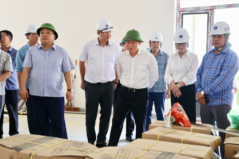 Ph&oacute; Thủ tướng L&ecirc; Tiến Ch&acirc;u kiểm tra cơ sở vật chất của Trường phổ th&ocirc;ng nội tr&uacute; li&ecirc;n cấp tiểu học v&agrave; trung học cơ sở Minh T&acirc;n - Ảnh: VGP/Thu Sa