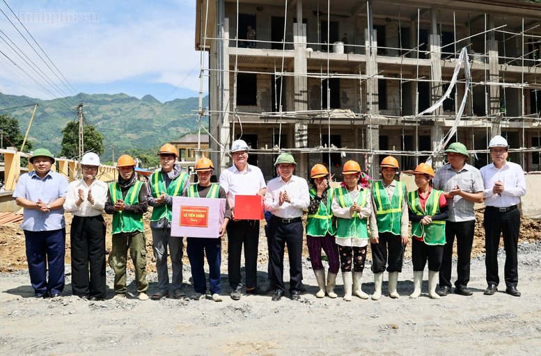 Ph&oacute; Thủ tướng L&ecirc; Tiến Ch&acirc;u tặng qu&agrave; động vi&ecirc;n c&ocirc;ng nh&acirc;n x&acirc;y dựng Trường phổ th&ocirc;ng nội tr&uacute; li&ecirc;n cấp tiểu học v&agrave; trung học cơ sở Minh T&acirc;n - Ảnh: VGP/Thu Sa