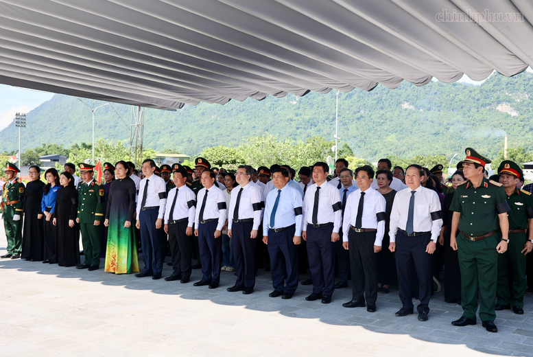 C&aacute;c đại biểu d&agrave;nh ph&uacute;t mặc niệm, b&agrave;y tỏ l&ograve;ng biết ơn v&ocirc; hạn với c&aacute;c Anh h&ugrave;ng liệt sĩ đ&atilde; dũng cảm, ki&ecirc;n cường chiến đấu, anh dũng hy sinh trong cuộc chiến đấu bảo vệ bi&ecirc;n giới ph&iacute;a bắc của Tổ quốc - Ảnh: VGP/Thu Sa