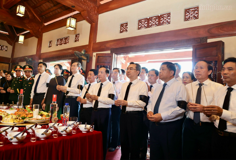 C&aacute;c đại biểu d&acirc;ng hương tại Đền thờ c&aacute;c anh h&ugrave;ng liệt sĩ - Ảnh: VGP/Thu Sa